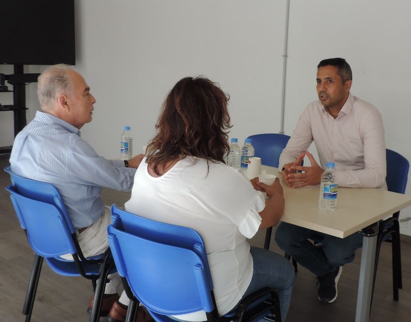 Agaete insiste en frenar el cierre de la Casa de la Esperanza. Jesús González reunido con Gonzalo Marrero, director de Cáritas Canarias; y su secretaria general, Caya Suárez./ Ayuntamiento de Agaete