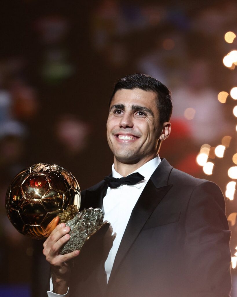 Rodrigo consigue el Balón de Oro 2024. Es el segundo hombre español que lo logra. El anterior lo recibió Luis Suárez hace 64 años / Balón de Oro 