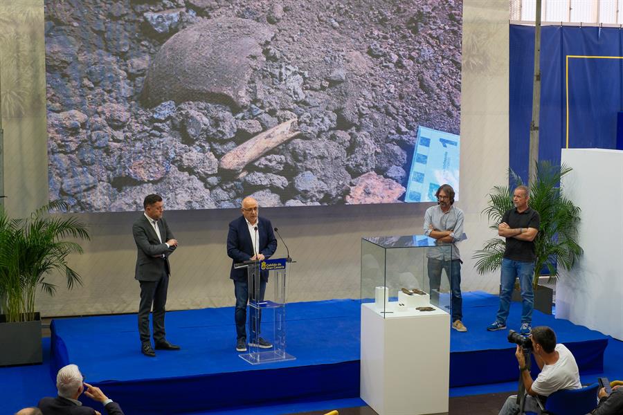 En la imagen, el presidente del Cabildo de Gran Canaria, Antonio Morales (2i), el consejero de Patrimonio Histórico, Teodoro Sosa (i), y los arqueólogos de la Corporación José Guillén (d) y Javier Velasco (2d), durante la presentación de los resultados de la excavación. EFE/ Angel Medina G.