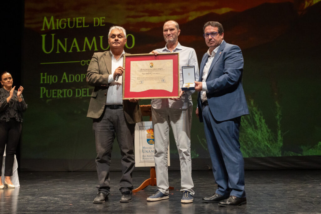 Solemne ceremonia de que reconoce a Miguel de Unamuno como Hijo Adoptivo de Puerto de la Cruz. Imagen Ayuntamiento de Puerto del Rosario