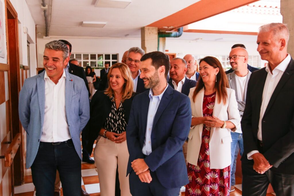 Bustinduy anima a tomar medidas para regular los alquileres. Bustinduy en su visita al Colegio de La Luz de La Orotava (Tenerife)/ Gobierno de Canarias