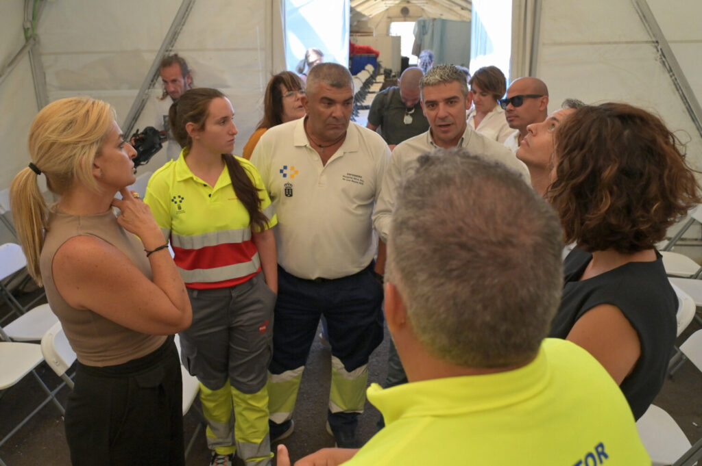 Visita al dispositivo sanitario de asistencia a migrantes en La Restinga, El Hierro. Imagen Gobierno de Canarias