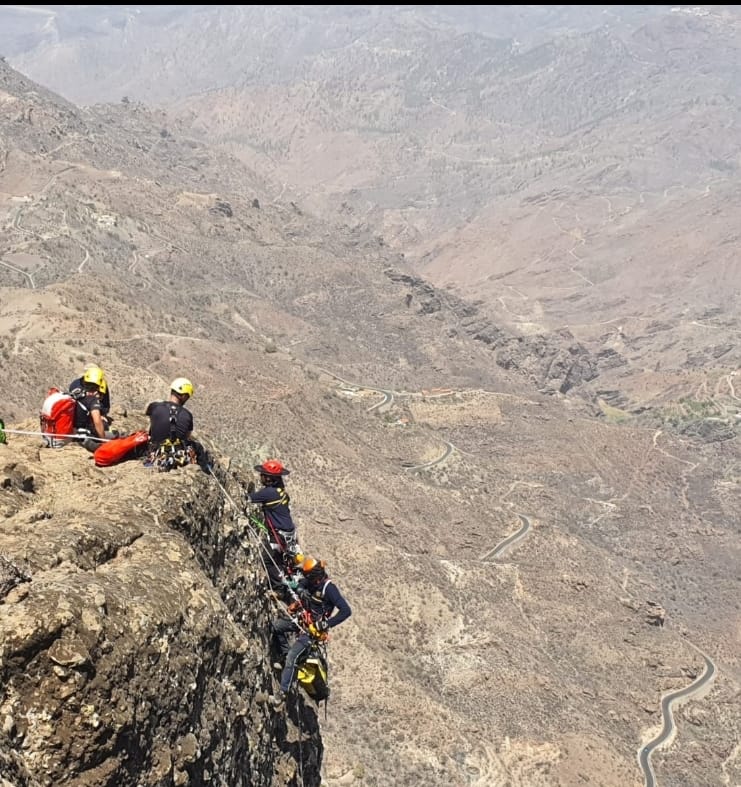 Abren las inscripciones para las I Jornadas de Tecnificación en Intervenciones en Media Montaña/ Consorcio de Emergencias de Gran Canaria. Prácticas de salvamento en una montaña