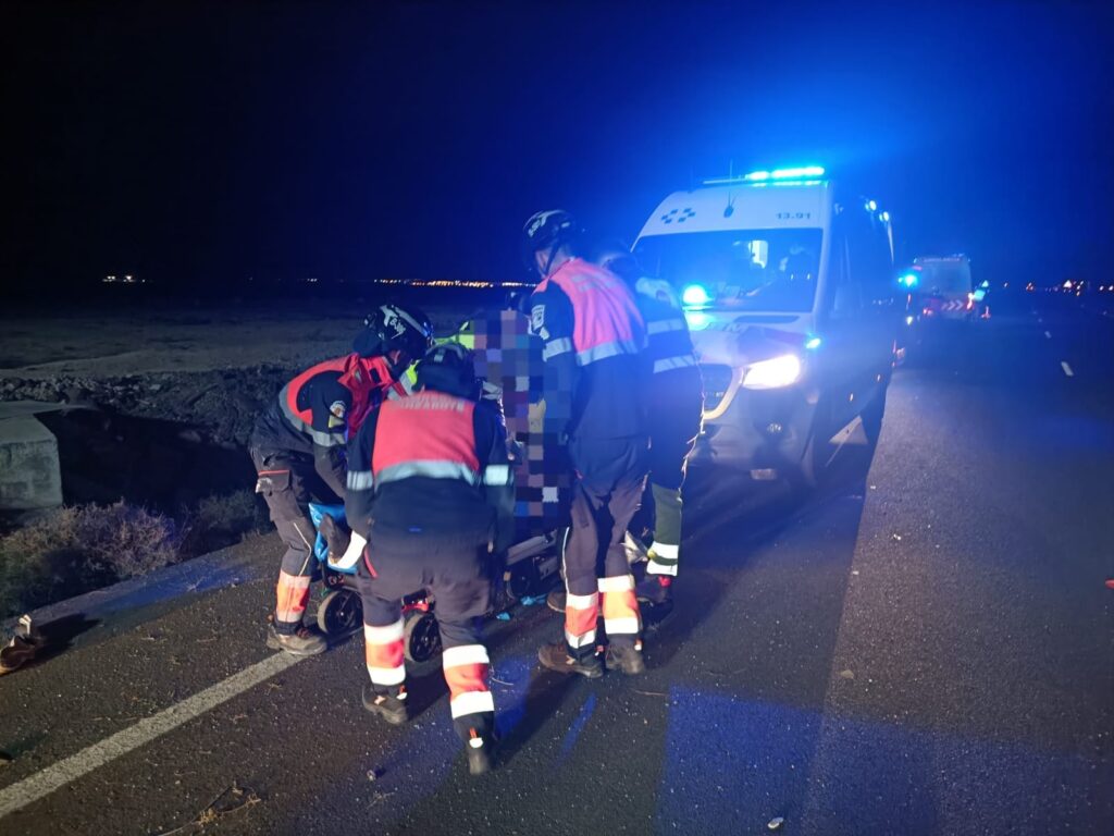 Un hombre herido grave al volcar su turismo en Playa Blanca. Los efectivos de Emergencias atendiendo al afectado por el accidente/ Consorcio de Seguridad y Emergencias