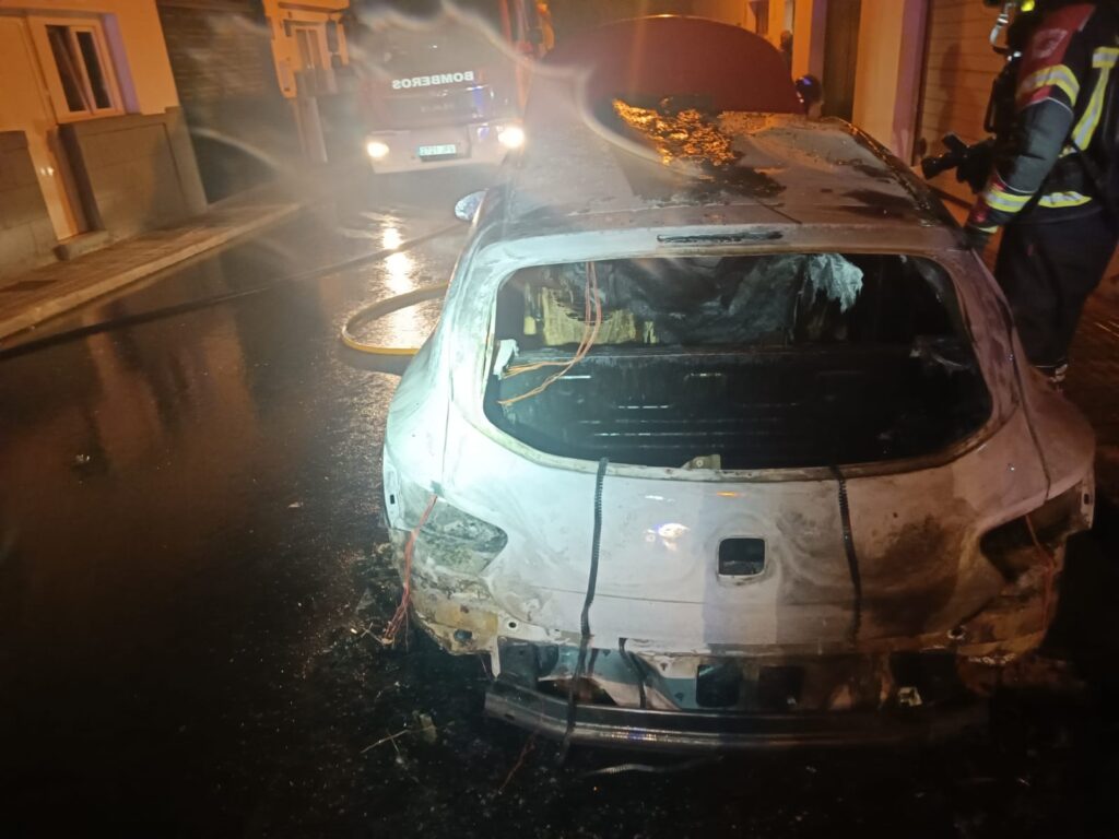 Imagen del coche calcinado en la calle Honduras de Arrecife, Lanzarote