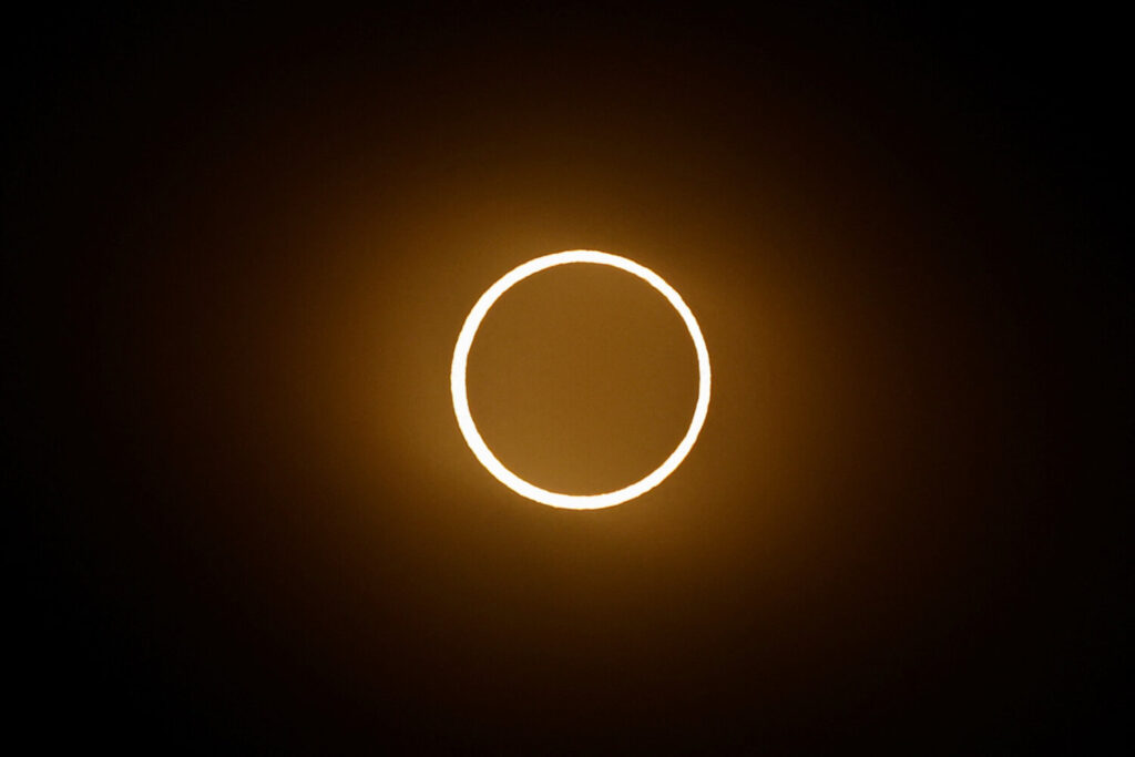 Imagen del anillo de fuego captado en el eclipse solar desde Las Horquetas, Santa Cruz, Argentina / REUTERS/Agustin Marcarian