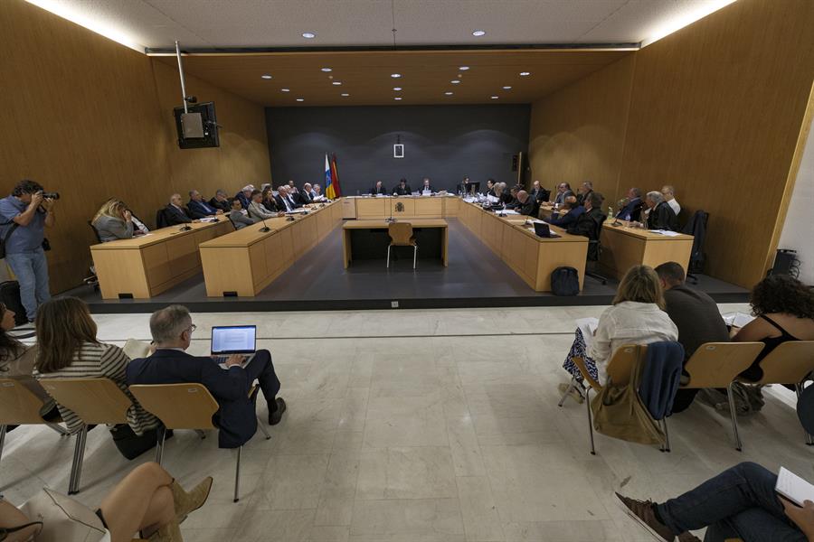 La Audiencia de Las Palmas ha dado comienzo este martes al juicio contra quince exdirectivos de Emalsa, a los acusa de haber ocasionado un quebranto de 24 millones de euros a la empresa de aguas de la capital grancanaria entre 2008 y 2012 y para los que pide penas de hasta seis años de cárcel. EFE/Ángel Medina G.