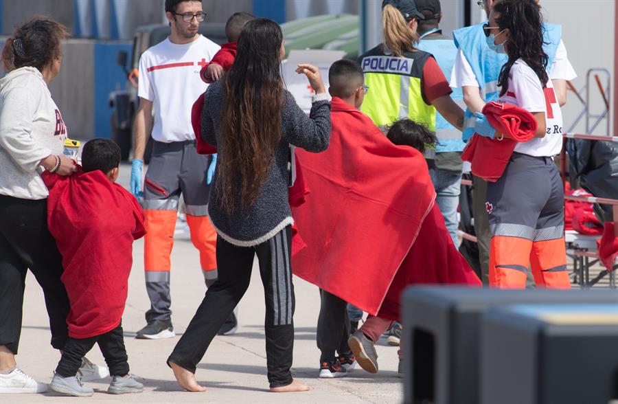  alvamento Marítimo ha rescatado a los 57 ocupantes de una patera, entre ellos cinco menores, que fue localizada cerca de Fuerteventura. EFE/Carlos de Saá