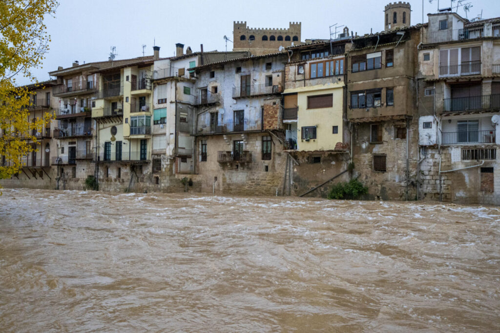 Vista del caudal del río Matarraña a su paso por la localidad e Valderrobres, en Teruel, este jueves. alcalde de Valderrobres (Teruel), Carlos Boné, ha explicado a EFE que en la localidad han comenzado a desbordarse barrancos, el agua ha empezado a entrar en algunas viviendas, está creciendo el río y se ha cortado la carretera de acceso a la localidad por desprendimientos. EFE