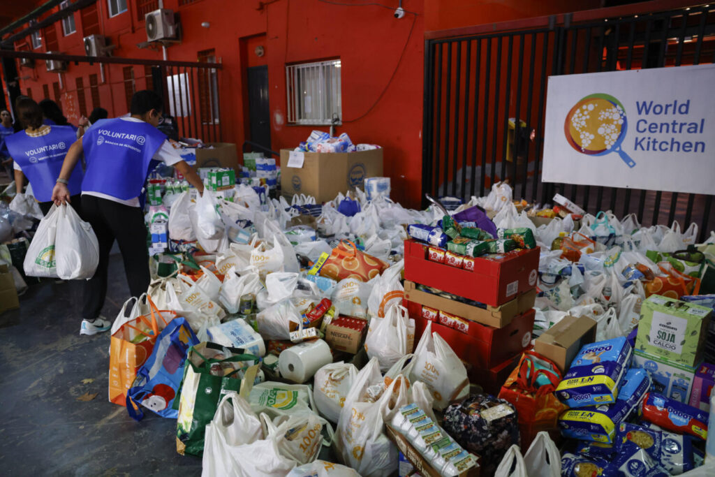 Recogida de alimentos y bienes de primera necesidad este jueves en Valencia para repartir a los damnificados por la dana, tras la tragedia provocada por el temporal que ha asolado la Comunidad Valenciana y zonas de Castilla-La Mancha y Andalucía. EFE