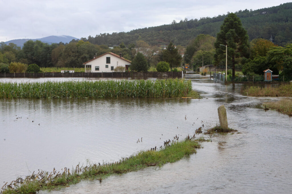 Seis heridos y serios daños materiales por la potente borrasca Kirk - El rio Sar (A Coruña) desbordado a su paso por la aldea de Lamas en la localidad coruñesa de Padrón después de que el huracán Kirk afectase a la comunidad gallega. EFE/ Xoán Rey.