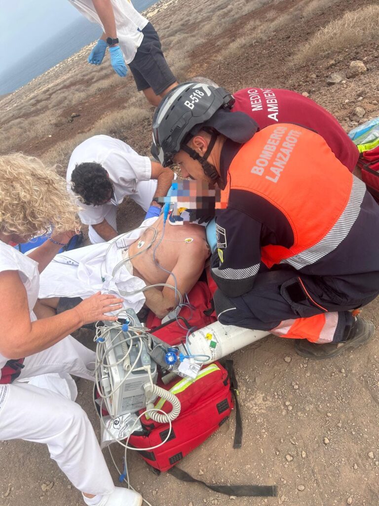 Un ciclista sufre heridas graves al caerse en La Graciosa. El helicóptero del Grupo de Emergencias y Salvamento lo ha trasladado al Hospital de Lanzarote