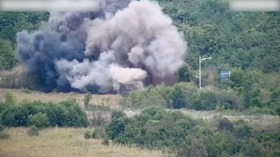 Explosiones controladas por parte de Corea del Norte de varios tramos de carreteras que conectan con Corea del Sur. Imagen Reuters