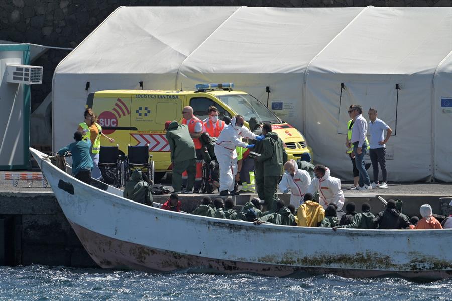 Un cayuco con 54 personas a bordo ha llegado por sus propios medios al puerto de La Restinga, en la isla de El Hierro. La llegada coincidió con una visita que la consejera de Sanidad del Gobierno de Canarias, Soledad Monzón, (d) y el consejero de Agricultura, Narvay Quintero, estaban realizando al dispositivo de emergencia montado en el puerto herreño.EFE/ Gelmert Finol