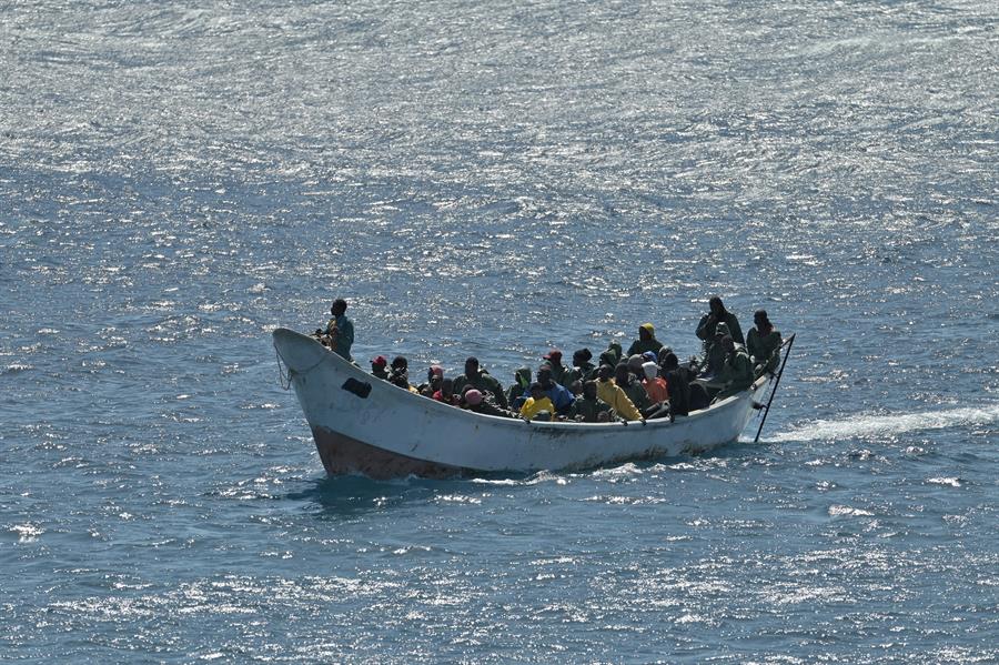 Un cayuco con 54 personas a bordo ha llegado por sus propios medios al puerto de La Restinga, en la isla de El Hierro. EFE/ Gelmert Finol
