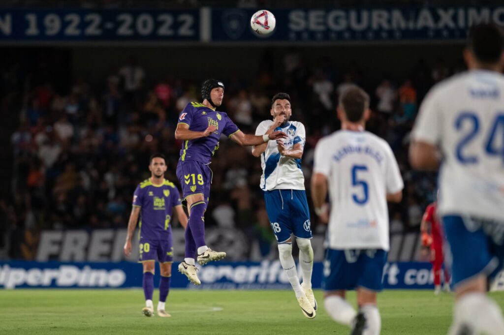 Lance del partido entre CD Tenerife y Málaga CF