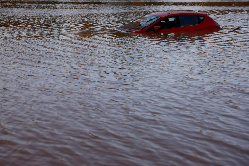 Un coche parcialmente sumergido en Utiel / Reuters  /Susana Vera