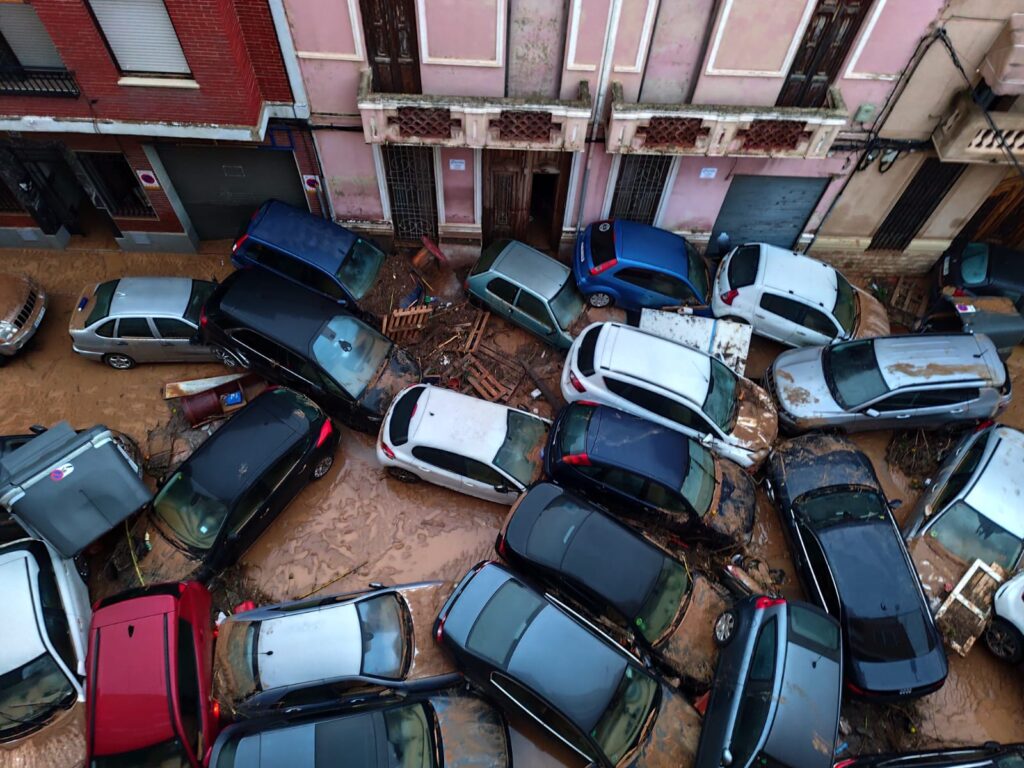 Coches atrapados tras las inundaciones  / Apunt Media 