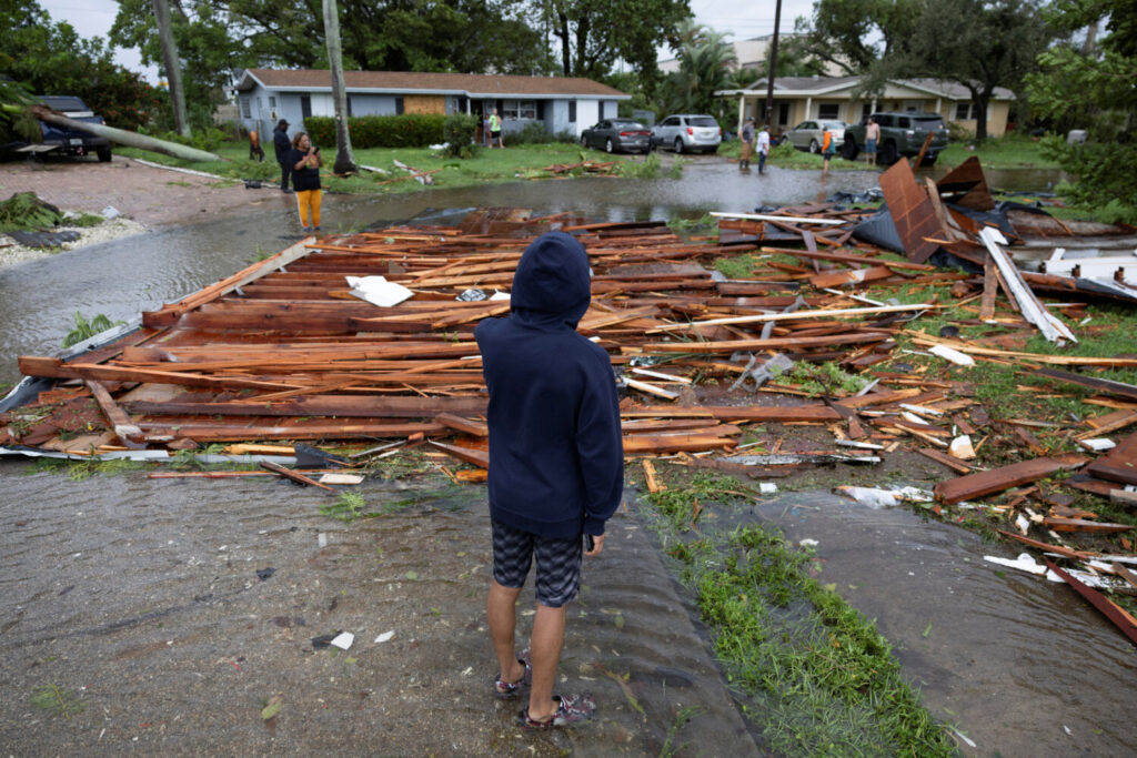 Un hombre mira un techo en una calle desde una casa cercana después de que un tornado azotara el área cuando el huracán Milton se acerca a Fort Myers, Florida, EE.UU. 9 de octubre de 2024. REUTERS/Ricardo Arduengo