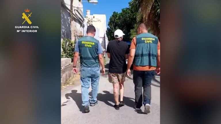 Detenido el pasajero de una guagua por daños a la conductora
