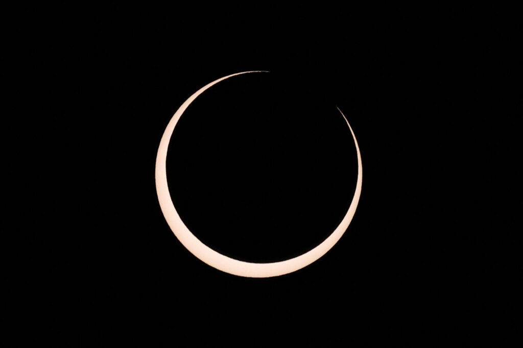 Se observa un eclipse solar desde el área del monumento arqueológico de Tahai en el parque nacional Rapa Nui administrado por la comunidad nativa Mau Henua en la Isla de Pascua, Chile, 2 de octubre de 2024. REUTERS/Ivan Alvarado