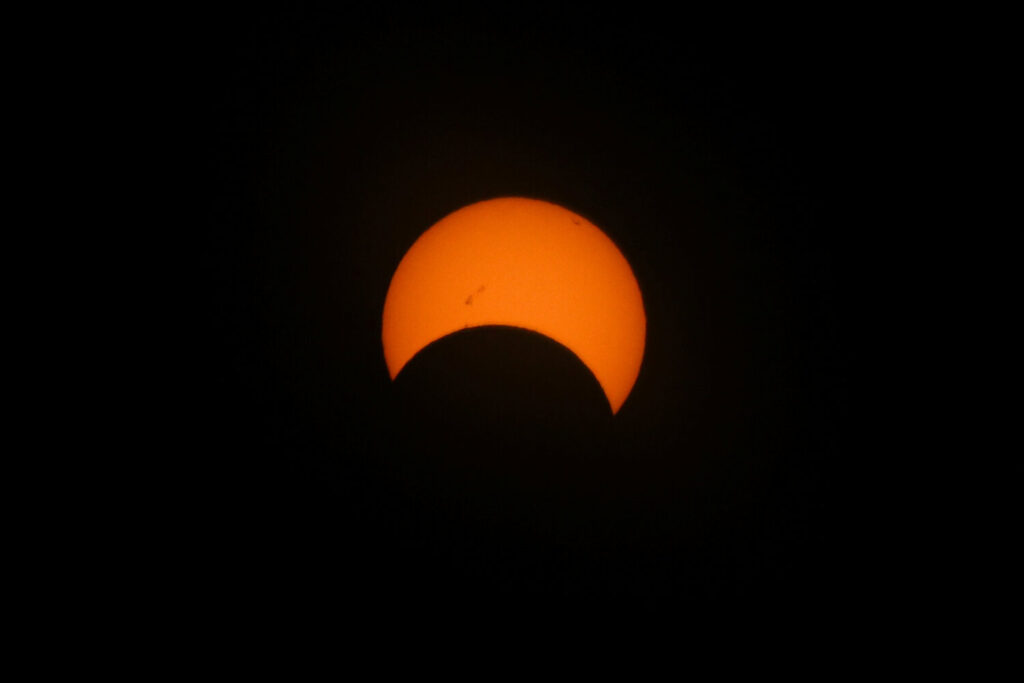 La luna pasa por el sol durante un eclipse solar anular, en las Horquetas, Santa Cruz, Argentina, 2 de octubre de 2024. REUTERS/Agustin Marcarian