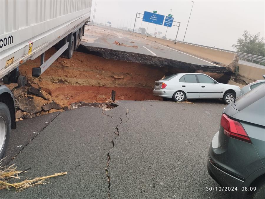 Estado en el que se encuentra el denominado 'Bypass de Valencia' de la A-7, sentido Alicante, a la altura de la salida hacia 336 la A-3, a causa de las fuertes tormentas caídas en la península / EFE /Cuenta de Instagram de Eurotruckstar