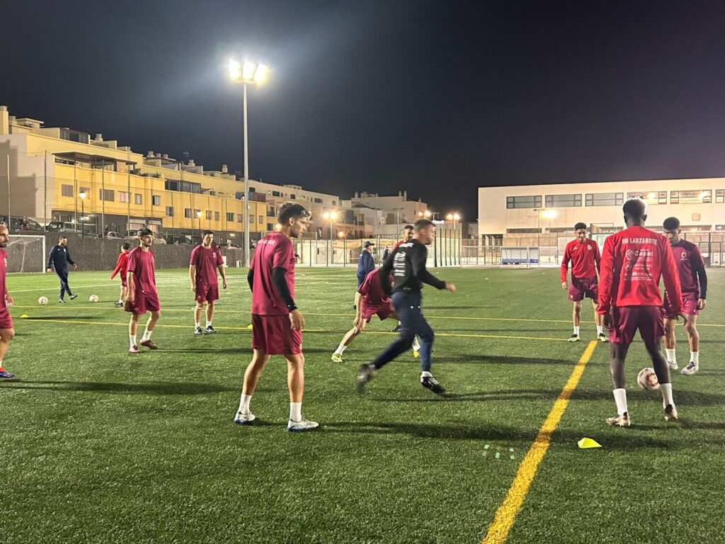 Entrenamiento de la UD Lanzarote previo a disputar el partido frente al Racing de Santander en Copa del Rey / Sara Duarte - Liliana Umpiérrez