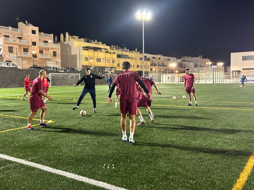 Entrenamiento de la UD Lanzarote previo a disputar el partido frente al Racing de Santander en Copa del Rey / Sara Duarte - Liliana Umpiérrez