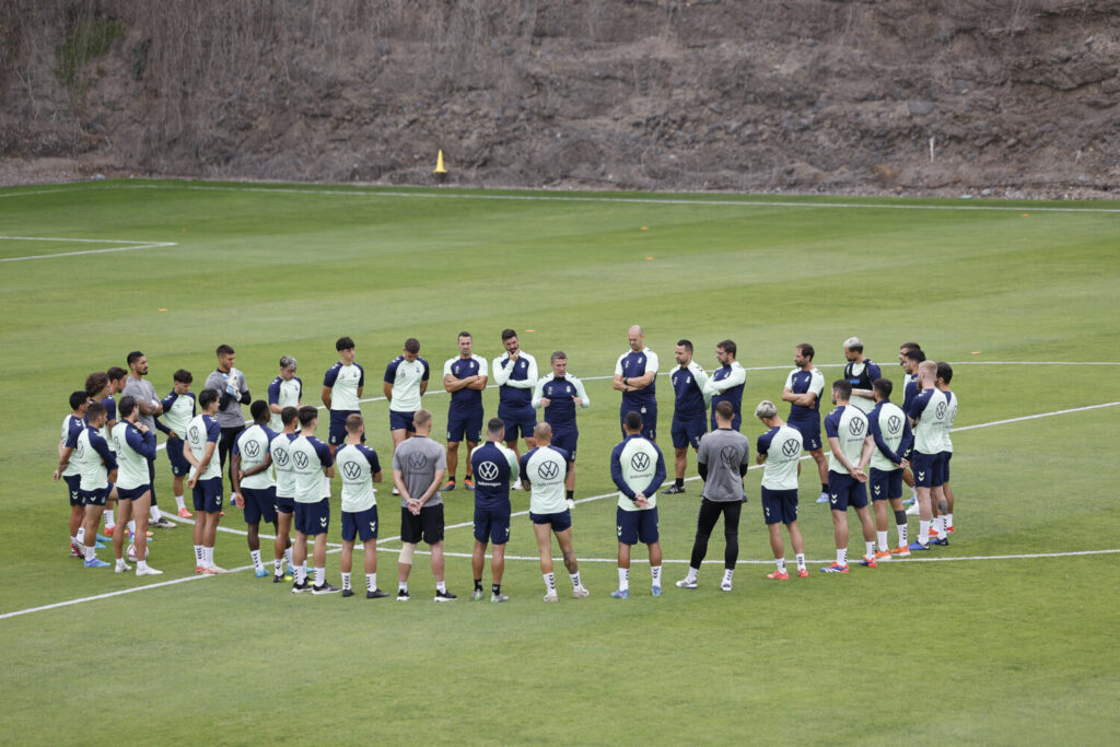 Luis Carrión dirigiendo uno de los entrenamientos de la UD Las Palmas / UD Las Palmas