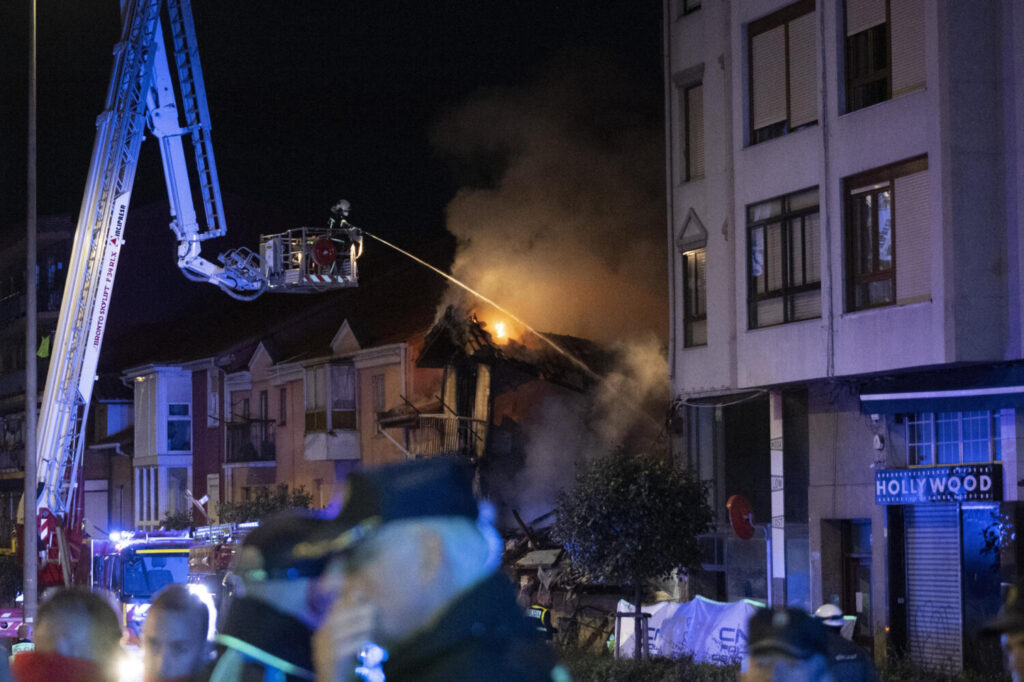 Equipos de emergencias durante un incendio causado por una explosión, este sábado en Santander. Una explosión de gas ha provocado esta madrugada el derrumbe de un edificio de la calle de La Albericia, en Santander, y se busca a tres personas que podían estar en el interior del inmueble. El siniestro se ha producido sobre las 4.00 horas de esta madrugada en el número 22 de la calle de La Albericia de la capital cántabra y ha llevado a desalojar todos los edificios cercanos al afectado por la explosión.