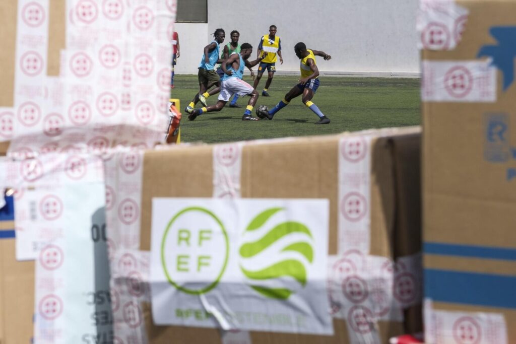 La RFEF dona material a menores migrantes. Fuente: EFE