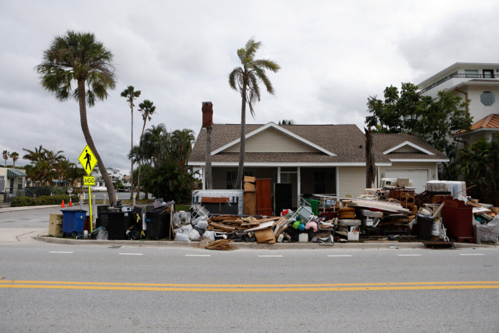 Los escombros del huracán Helene se ven al borde de la carretera mientras los residentes evacuan antes de la llegada del huracán Milton, St. Pete Beach, Florida, EE.UU., 7 de octubre de 2024. REUTERS/Octavio Jones