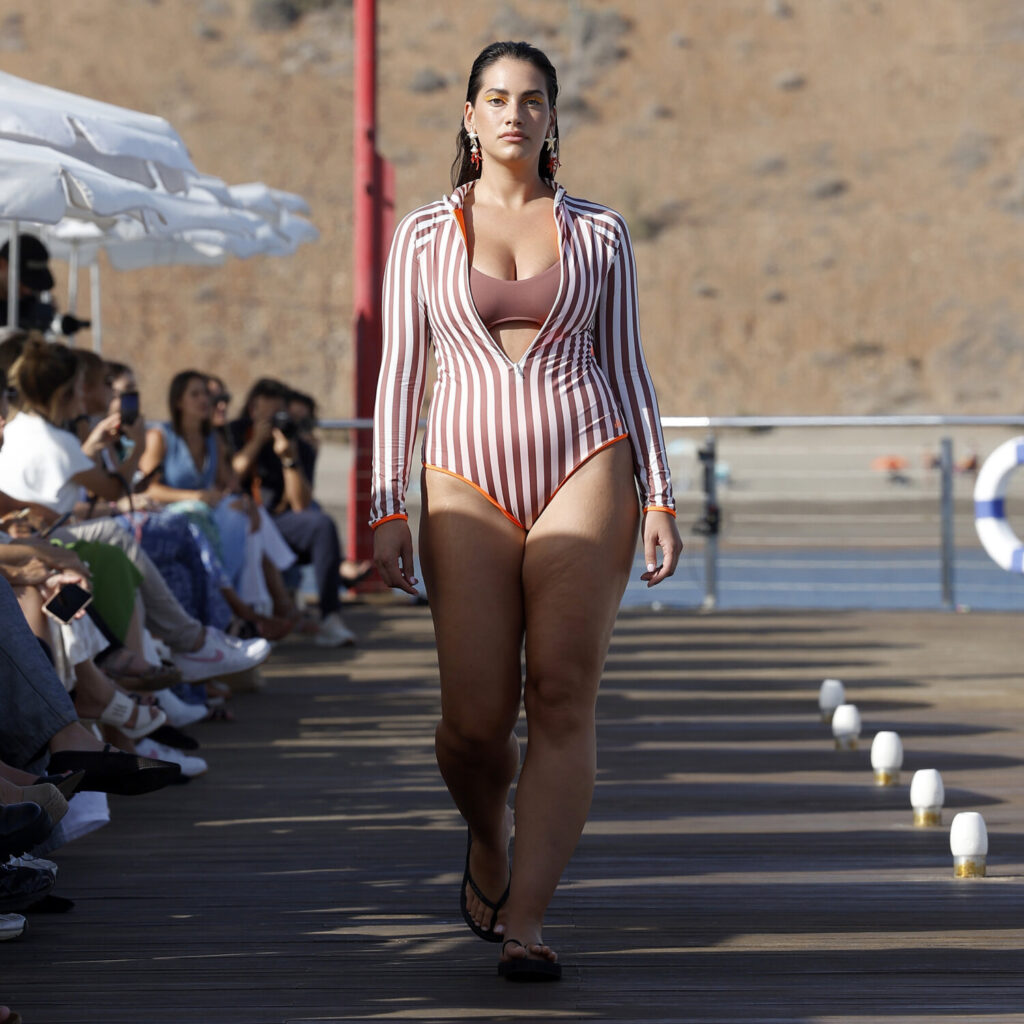 Desfile de la marca Vän sobre la pasarela de Maspalomas / Gran Canaria Moda Cálida 