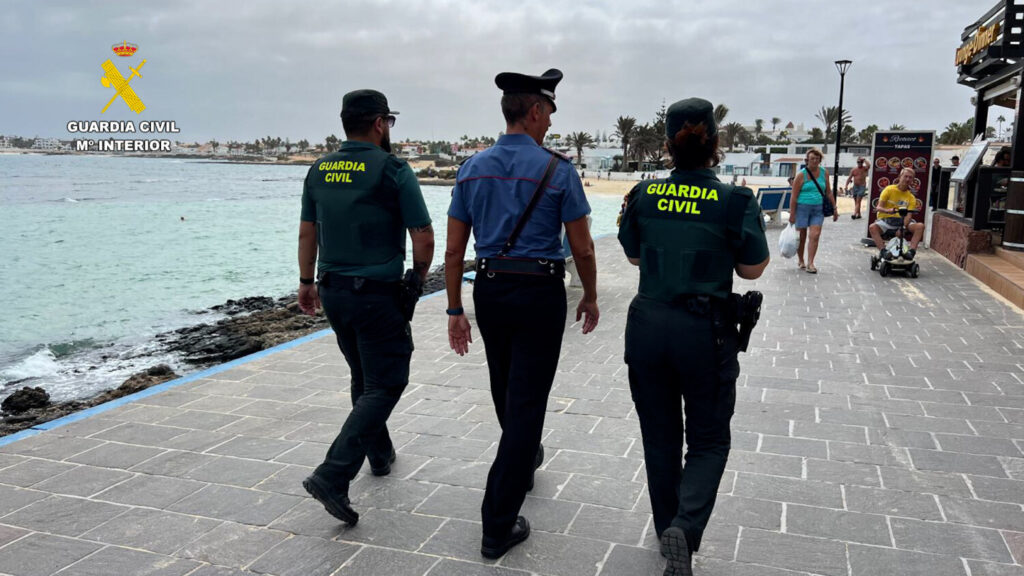 Miembros de la Guardia Civil patrullan junto a un carabinieri italiano.