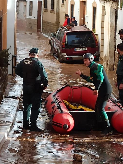 Vista de las actuaciones y trabajos de rescate de la Guardia Civil en Mira (Cuenca), donde una mujer ha fallecido a consecuencia de las inundaciones causadas por la dana, siendo la primera víctima mortal de las lluvias torrenciales en Castilla-La Mancha.-EFE/ Guardia Civil 