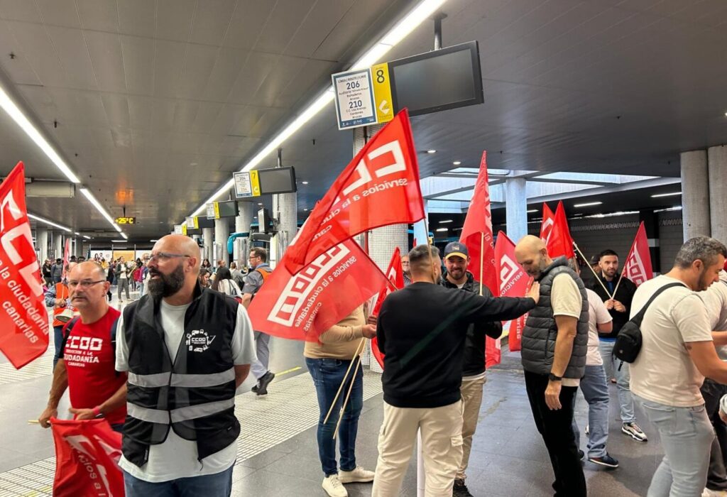 Transporte de viajeros. Trabajadores de Global en la estación de San Telmo, en Las Palmas de Gran Canaria. Imagen RTVC