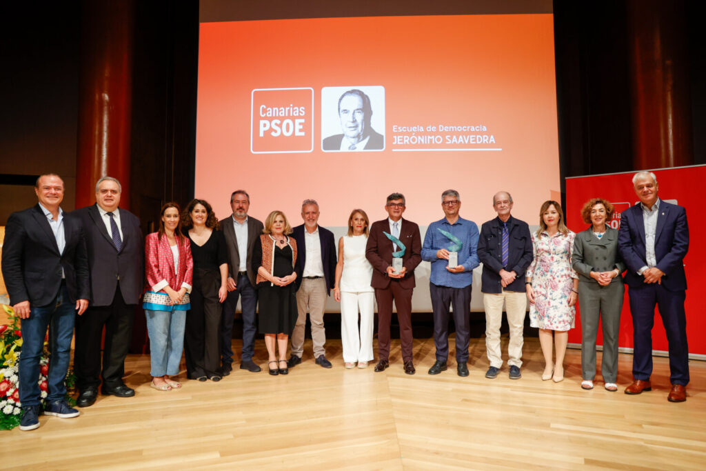 Representantes del PSOE junto a los premiados sobre el escenario del Auditorio Alfredo Kraus de Las Palmas de Gran Canaria