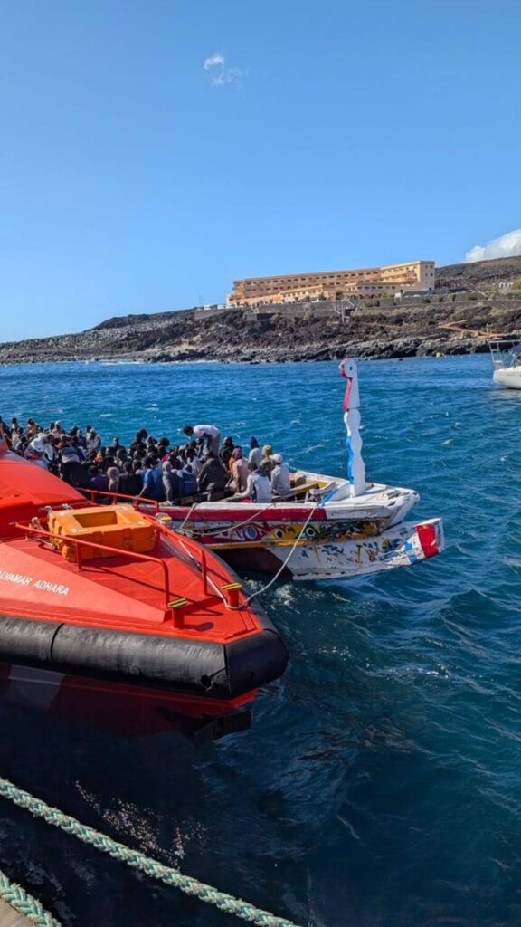 La Salvamar Adhara escolta la embarcación hasta el puerto de La Restinga