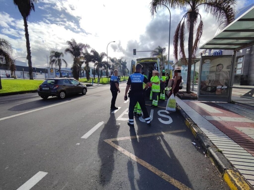 Agentes de la Policía Local y personal sanitario asisten a la mujer tras dar a luz cuando realizaba sus compras en el Centro Comercial La Ballena en Las Palmas de Gran Canaria