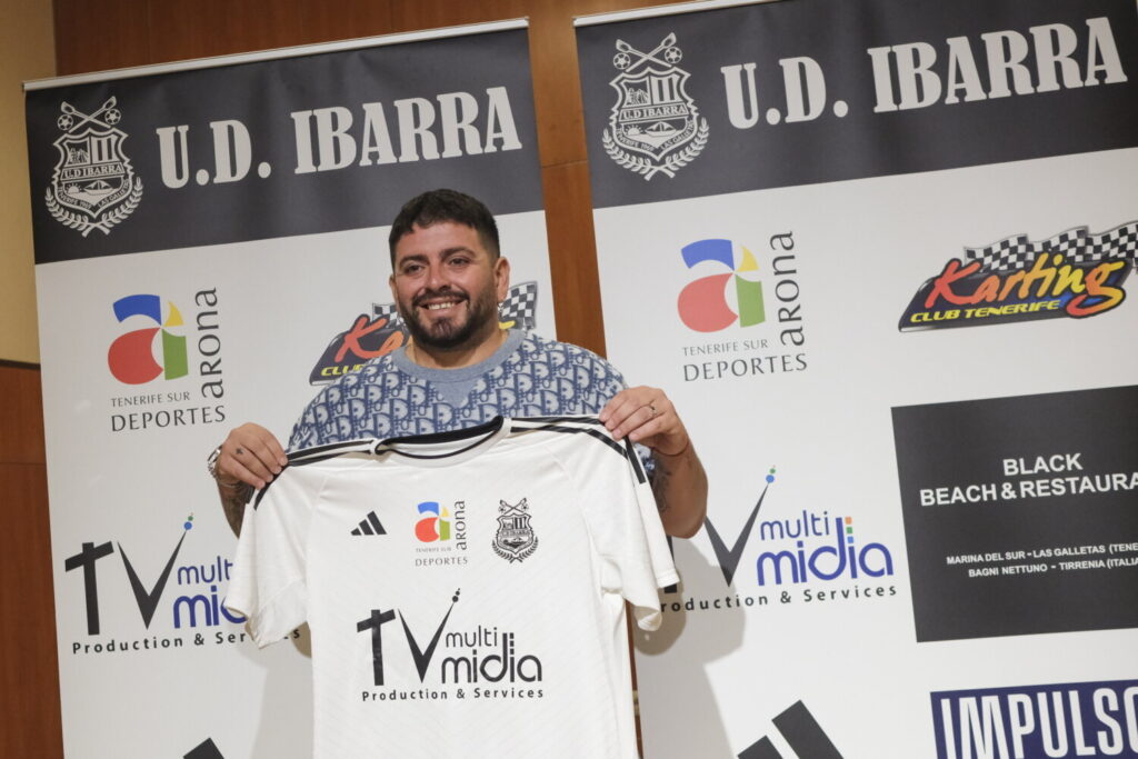 El entrenador italoargentino Diego Maradona Sinagra, hijo de la leyenda del fútbol Diego Armando Maradona, posa con una camiseta de la UD Ibarra durante su presentación, este viernes, como nuevo entrenador del equipo.