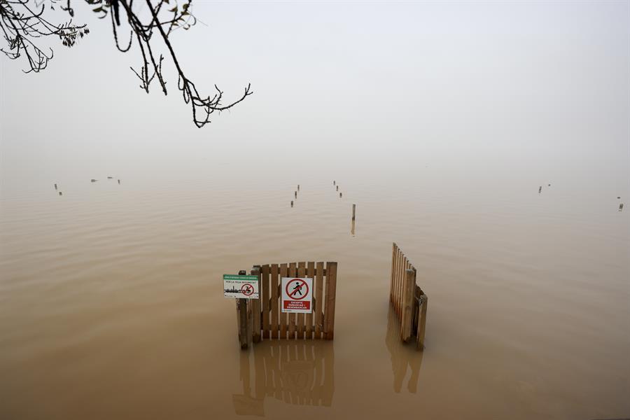 Vista general del embarcadero de la Gola de Putxol de la Albufera cuyo nivel de agua ha subido considerablemente a causa del agua vertida principalmente por la cuenca del Poyo y las lluvias torrenciales de las últimas horas. EFE/Manuel Bruque