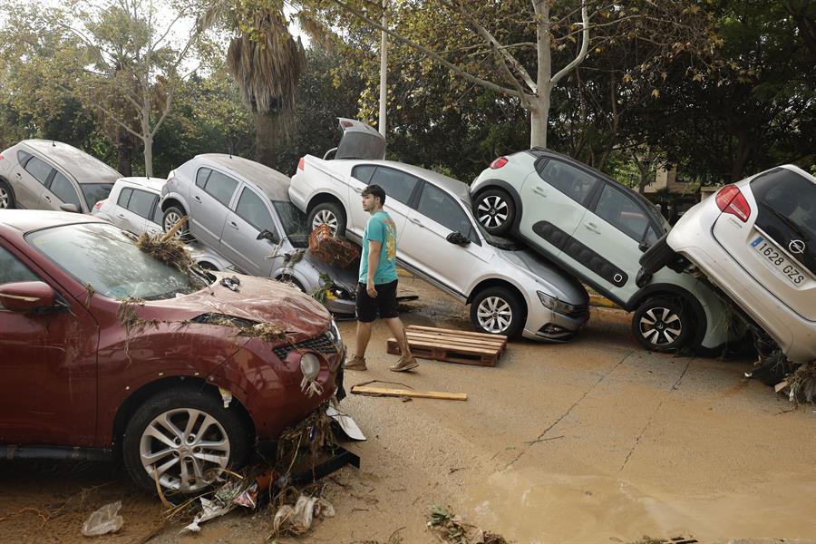 Estado en el que se encuentran varios vehículos por las intensas lluvias de la fuerte dana que afecta especialmente el sur y el este de la península ibérica, este miércoles en Picaña (Valencia). EFE/Biel Aliño