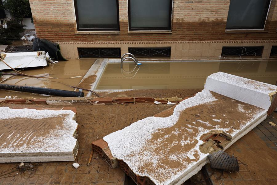 Estado en el que se encuentra un inmueble anegado por las intensas lluvias de la fuerte dana que afecta especialmente el sur y el este de la península ibérica, este miércoles en Picaña (Valencia). EFE/Biel Aliño