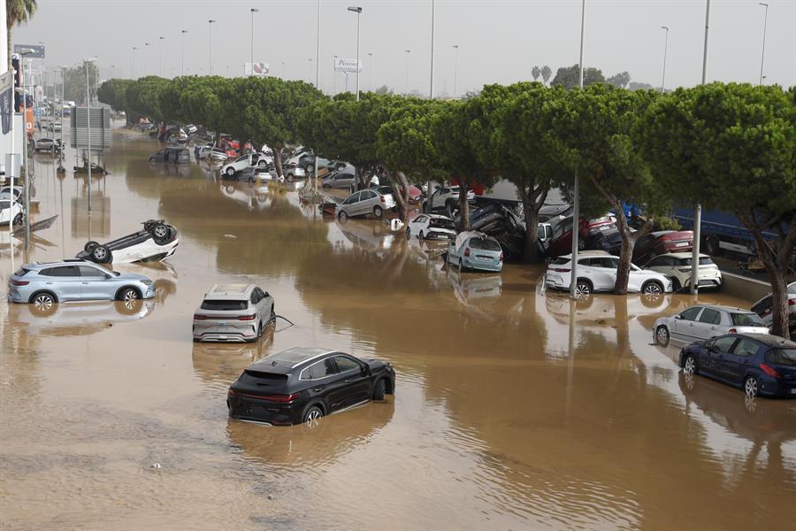 Vista general del polígono industrial de Sedaví anegado a causa de las lluvias torrenciales de las últimas horas. EFE/Miguel Ángel Polo