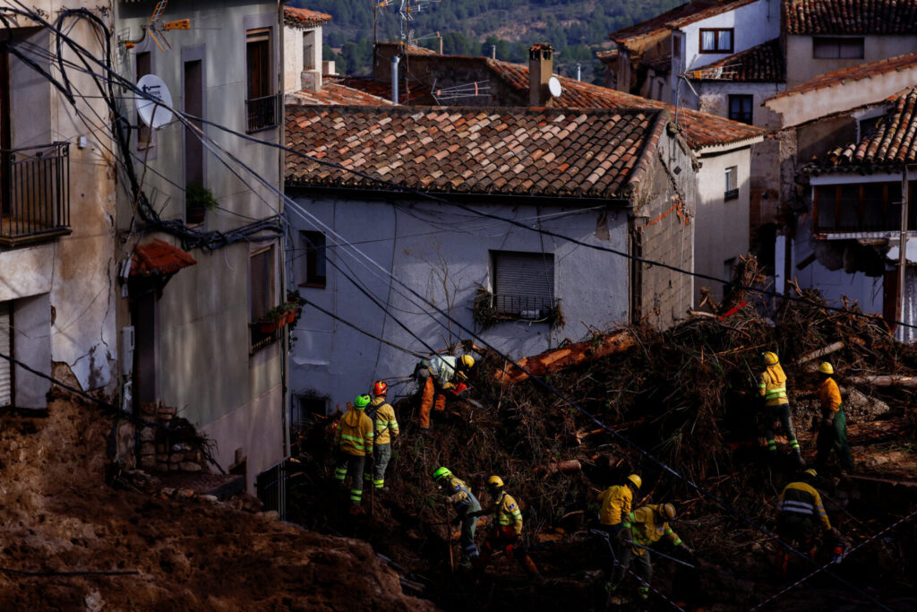 Los bomberos trabajan para retirar los escombros después de que las fuertes lluvias causaran inundaciones, en Letur, España, el 30 de octubre de 2024. REUTERS/Susana Vera 