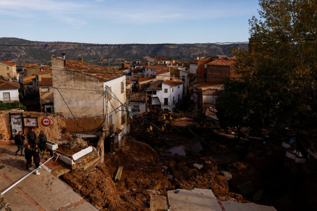 Los bomberos trabajan para retirar los escombros después de que las fuertes lluvias causaran inundaciones, en Letur, España, el 30 de octubre de 2024. REUTERS/Susana Vera