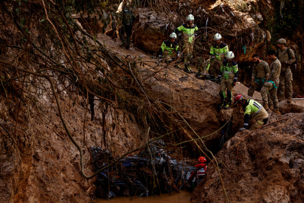 El personal de emergencia trabaja en una zona inundada  en Letur/REUTERS/Susana Vera