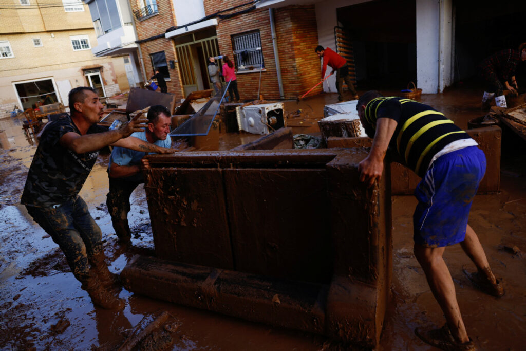 Vecinos de Utiel trabajan en las labores de limpieza / REUTERS / Susana Vera