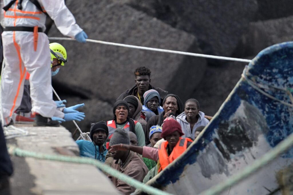 Llegada de migrantes a Canarias | 31 de octubre de 2024 | El primer cayuco llegó con 71 personas a bordo, de las que 59 son hombres, seis mujeres, tres niños, una niña y dos bebés llega este jueves al muelle de La Restinga, en la isla de El Hierro. EFE/ Gelmert Finol